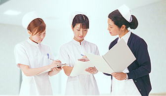 看護師３人の画像